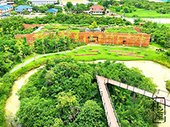 綠黃相間的低碳環(huán)保美麗公園，原來采用夯土墻建成